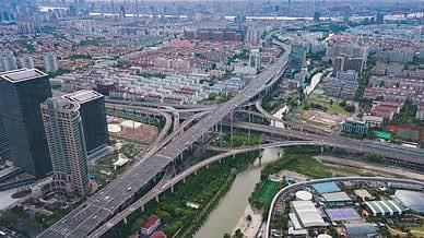 8k上海外环高速道路交通路口立交桥延时视频的预览图